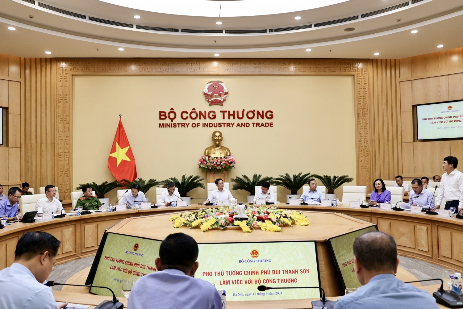 Phó Thủ tướng cũng yêu cầu Bộ Công Thương tập trung phát huy những thành công của thương mại điện tử theo đúng theo xu hướng chung của thế giới; tăng cường chuyển đổi số, phối hợp chặt chẽ với các cơ quan liên quan triển khai mạnh mẽ Đề án 06... - Ảnh: VGP/Minh Ngọc