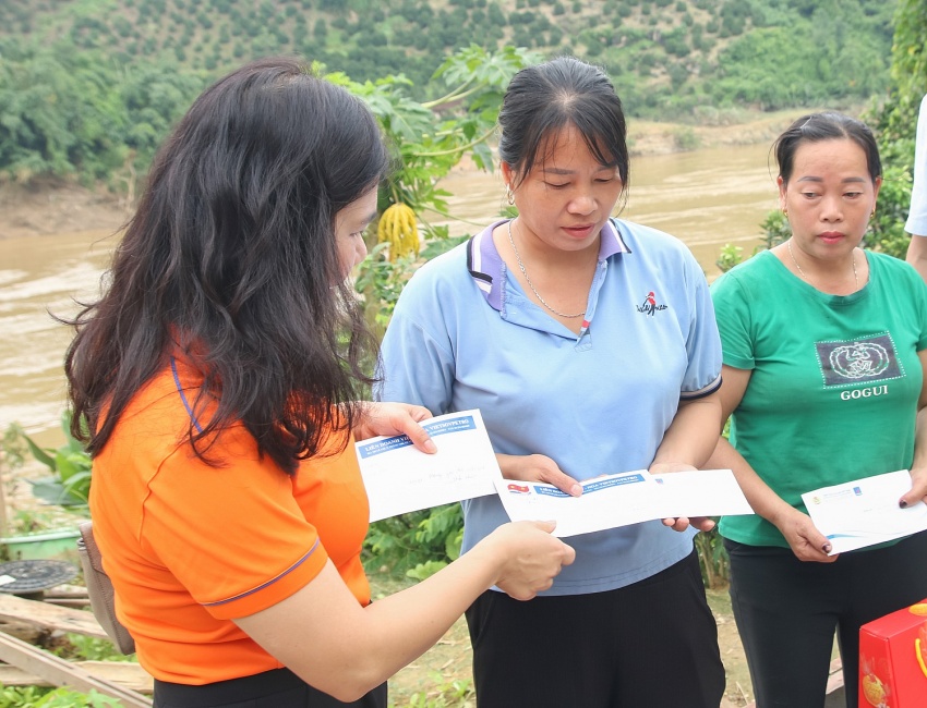 Nghĩa tình người Dầu khí hỗ trợ đồng bào tỉnh Tuyên Quang khắc phục hậu quả do bão số 3 gây ra