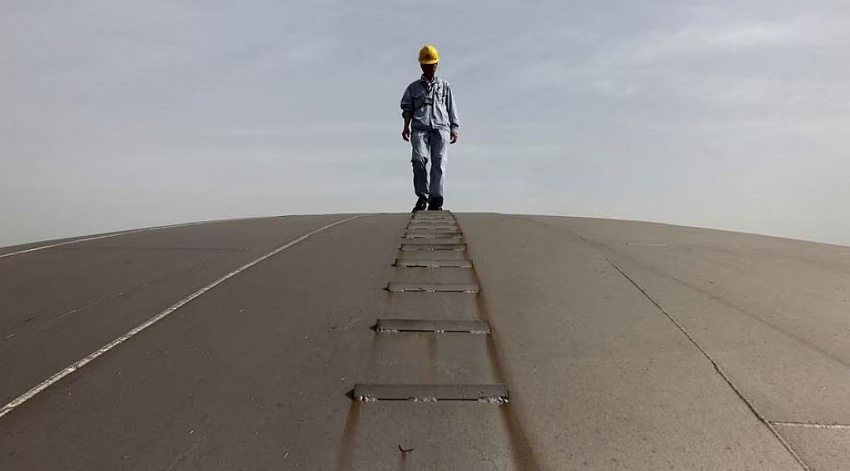 Một công nhân đi trên bể lọc dầu của tập đoàn Sinopec ở Vũ Hán, Trung Quốc. Ảnh: Reuters