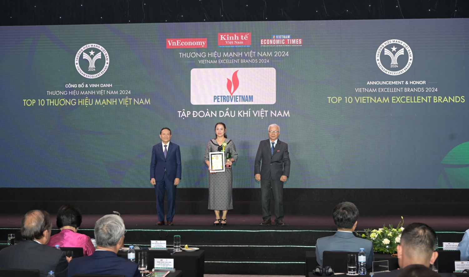 Petrovietnam được vinh danh Top 10 Thương hiệu mạnh Việt Nam. Petrovietnam được vinh danh Top 10 Thương hiệu mạnh Việt Nam.