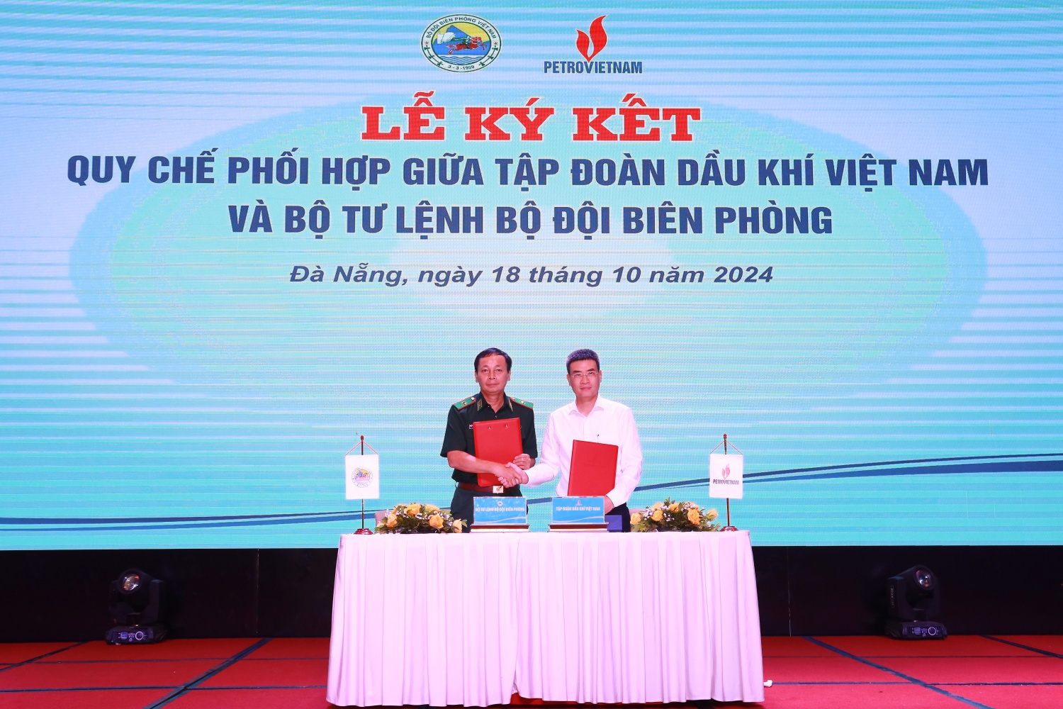 Đại diện Bộ Tư lệnh BĐBP và Petrovietnam ký kết Quy chế phối hợp về thực hiện nhiệm vụ bảo vệ an ninh, an toàn hoạt động dầu khí và bảo vệ chủ quyền, an ninh, trật tự, an toàn xã hội trong khu vực biên giới biển giữa hai đơn vị. Đại diện Bộ Tư lệnh BĐBP và Petrovietnam ký kết Quy chế phối hợp về thực hiện nhiệm vụ bảo vệ an ninh, an toàn hoạt động dầu khí và bảo vệ chủ quyền, an ninh, trật tự, an toàn xã hội trong khu vực biên giới biển giữa hai đơn vị.