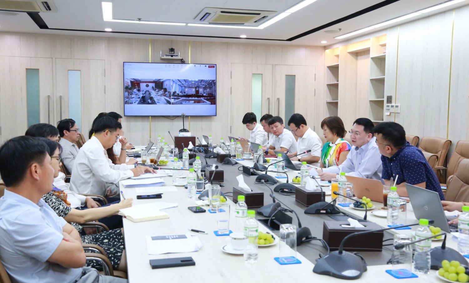 Ngày 18/10/2024, Tập đoàn Dầu khí Việt Nam triển khai chương trình giám sát thường niên đối với PVTrans. Ông Phạm Tuấn Anh – Thành viên Hội đồng thành viên Tập đoàn chủ trì cuộc họp. Ngày 18/10/2024, Tập đoàn Dầu khí Việt Nam triển khai chương trình giám sát thường niên đối với PVTrans. Ông Phạm Tuấn Anh – Thành viên Hội đồng thành viên Tập đoàn chủ trì cuộc họp.