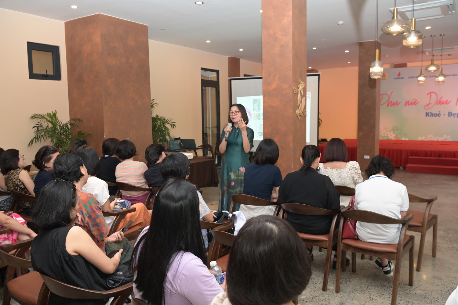 Các nữ cán bộ Cơ quan Tập đoàn nghe Bác sĩ chia sẻ kiến thức về sức khỏe