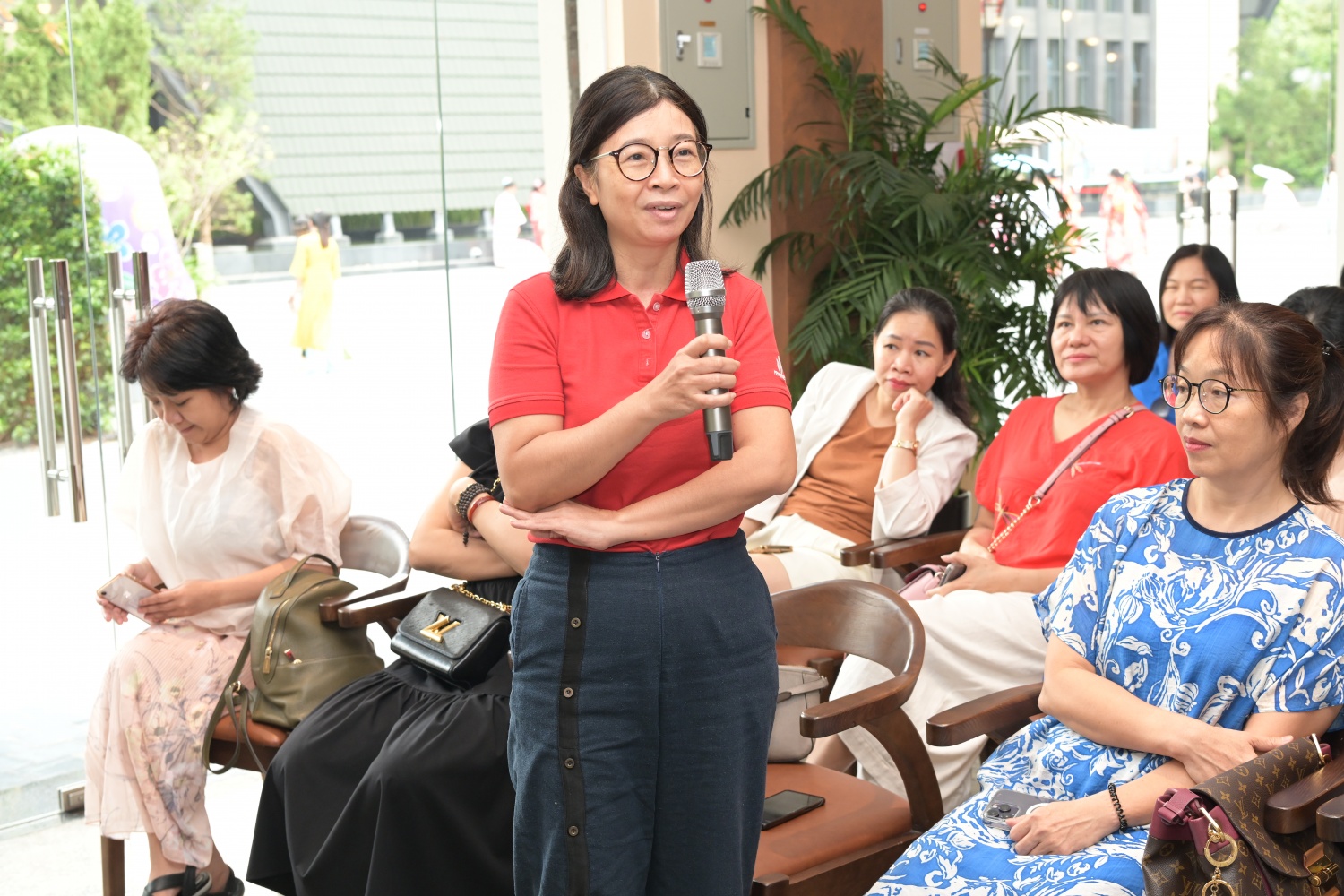 Các nữ cán bộ trao đổi, thảo luận tại Hội thảo
