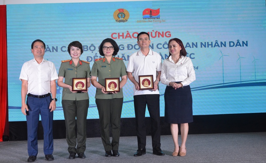 Công đoàn CAND và Công đoàn Dầu khí Việt Nam giao lưu, trao đổi kinh nghiệm Công đoàn CAND và Công đoàn Dầu khí Việt Nam giao lưu, trao đổi kinh nghiệm
