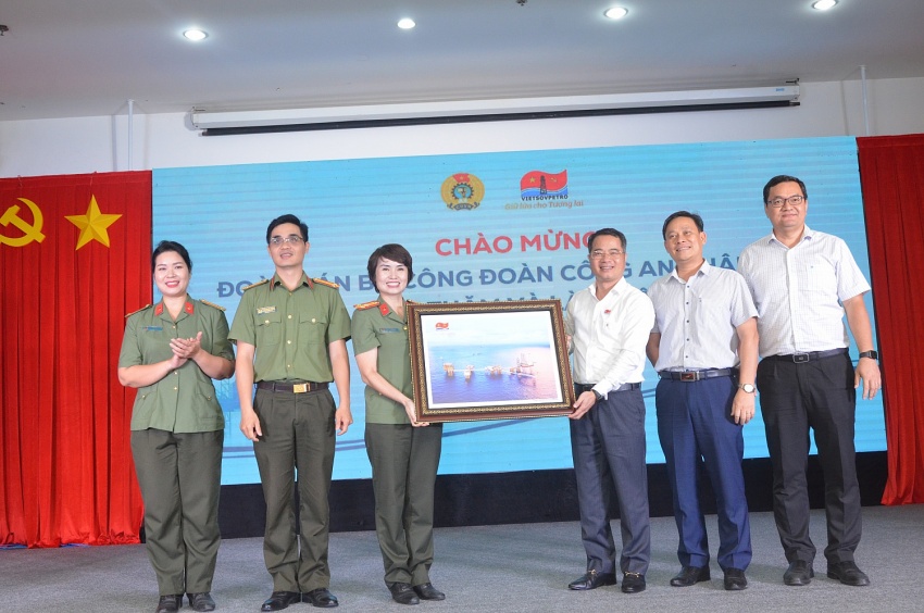 Công đoàn CAND và Công đoàn Dầu khí Việt Nam giao lưu, trao đổi kinh nghiệm Công đoàn CAND và Công đoàn Dầu khí Việt Nam giao lưu, trao đổi kinh nghiệm