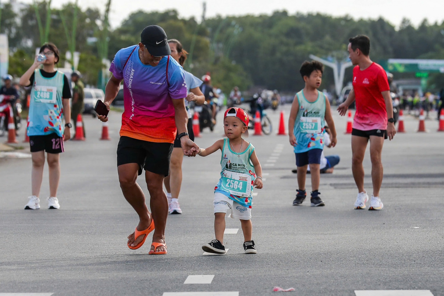 Hơn 1000 VĐV nhí thích thú hoàn thành đường đua Kid Run giải Marathon Cà Mau 2024 - Cúp Petrovietnam