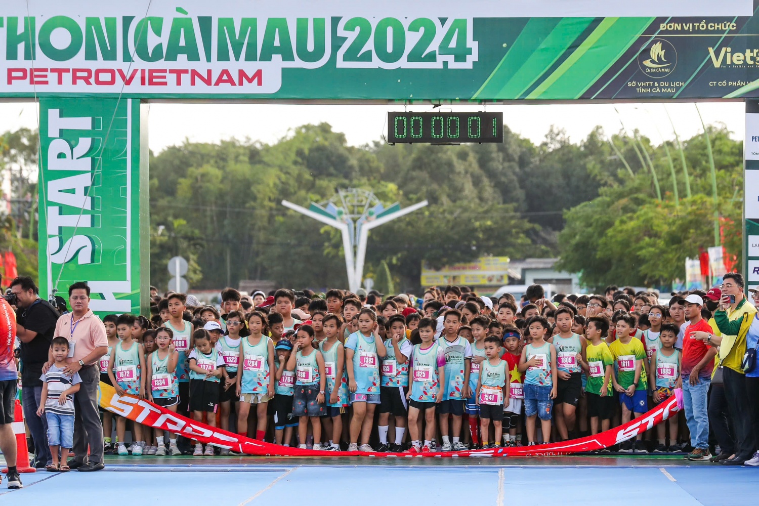 Hơn 1000 VĐV nhí thích thú hoàn thành đường đua Kid Run giải Marathon Cà Mau 2024 - Cúp Petrovietnam