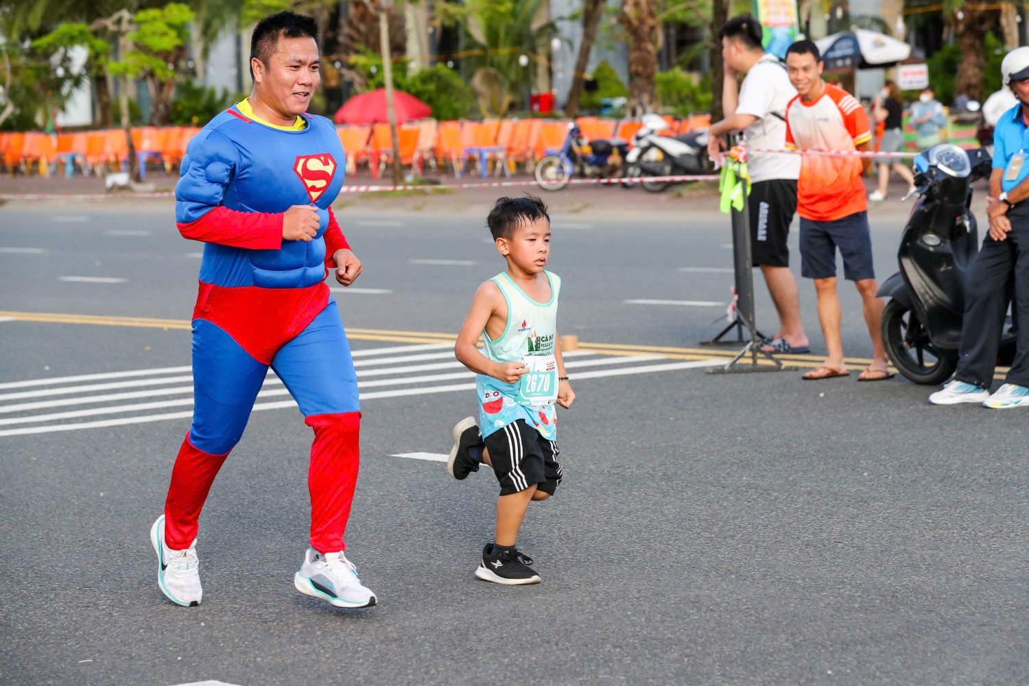 Hơn 1000 VĐV nhí thích thú hoàn thành đường đua Kid Run giải Marathon Cà Mau 2024 - Cúp Petrovietnam