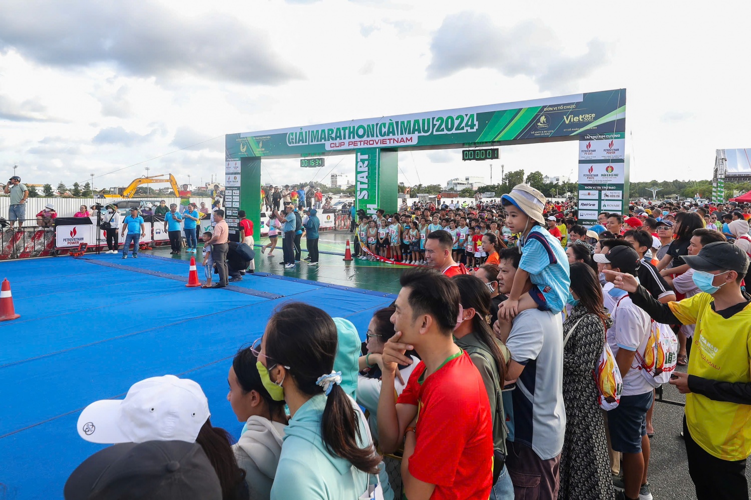 Hơn 1000 VĐV nhí thích thú hoàn thành đường đua Kid Run giải Marathon Cà Mau 2024 - Cúp Petrovietnam