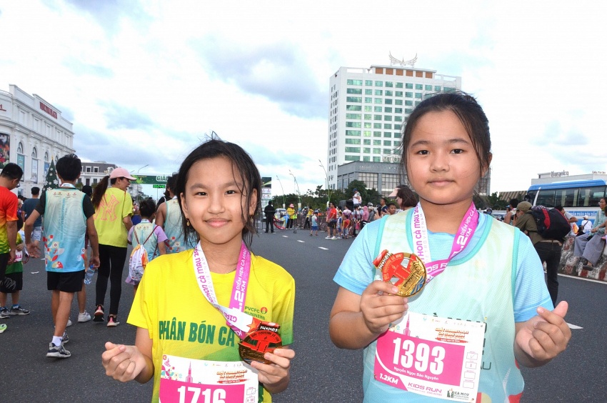 Hơn 1000 VĐV nhí thích thú hoàn thành đường đua Kid Run giải Cà Mau Marathon 2024