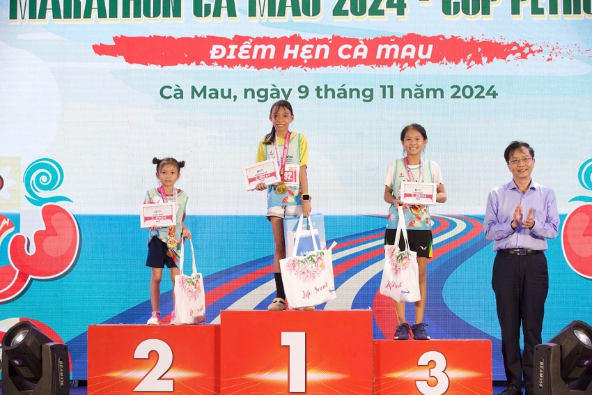 Hơn 1000 VĐV nhí thích thú hoàn thành đường đua Kid Run giải Cà Mau Marathon 2024