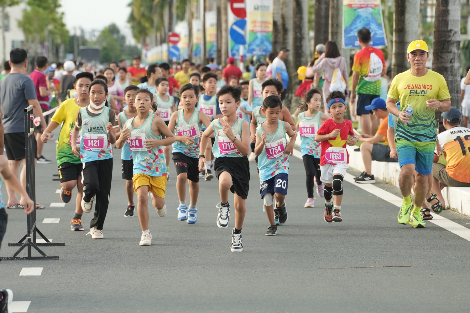 Hơn 1000 VĐV nhí thích thú hoàn thành đường đua Kid Run giải Marathon Cà Mau 2024 - Cúp Petrovietnam