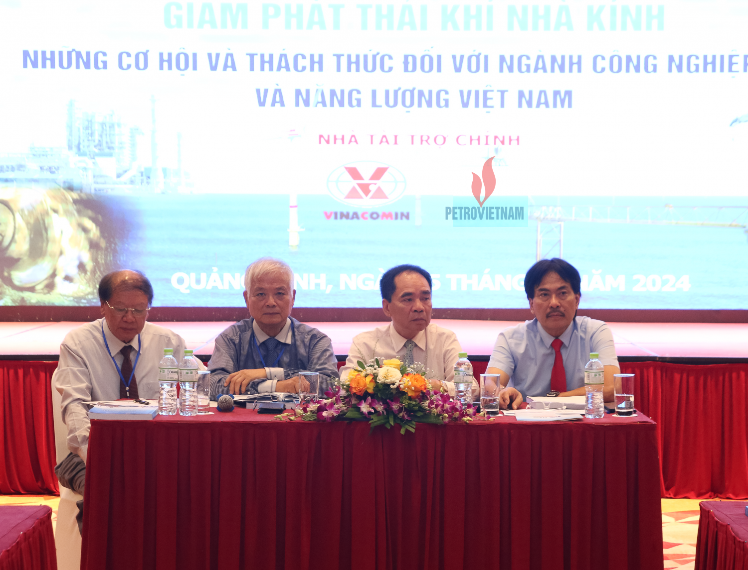 Các đại biểu điều hành Hội thảo