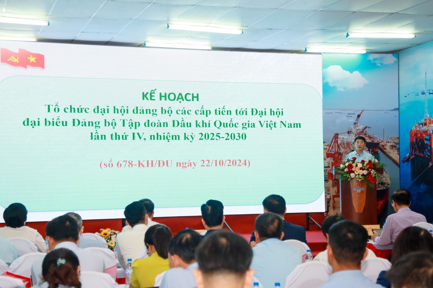 Đồng chí Phan Anh Vinh - Uỷ viên BTV, Trưởng Ban Tổ chức Đảng uỷ Tập đoàn quán triệt về kế hoạch Kế hoạch số 678-KH/ĐU và Quy chế bầu cử tại Lớp bồi dưỡng.