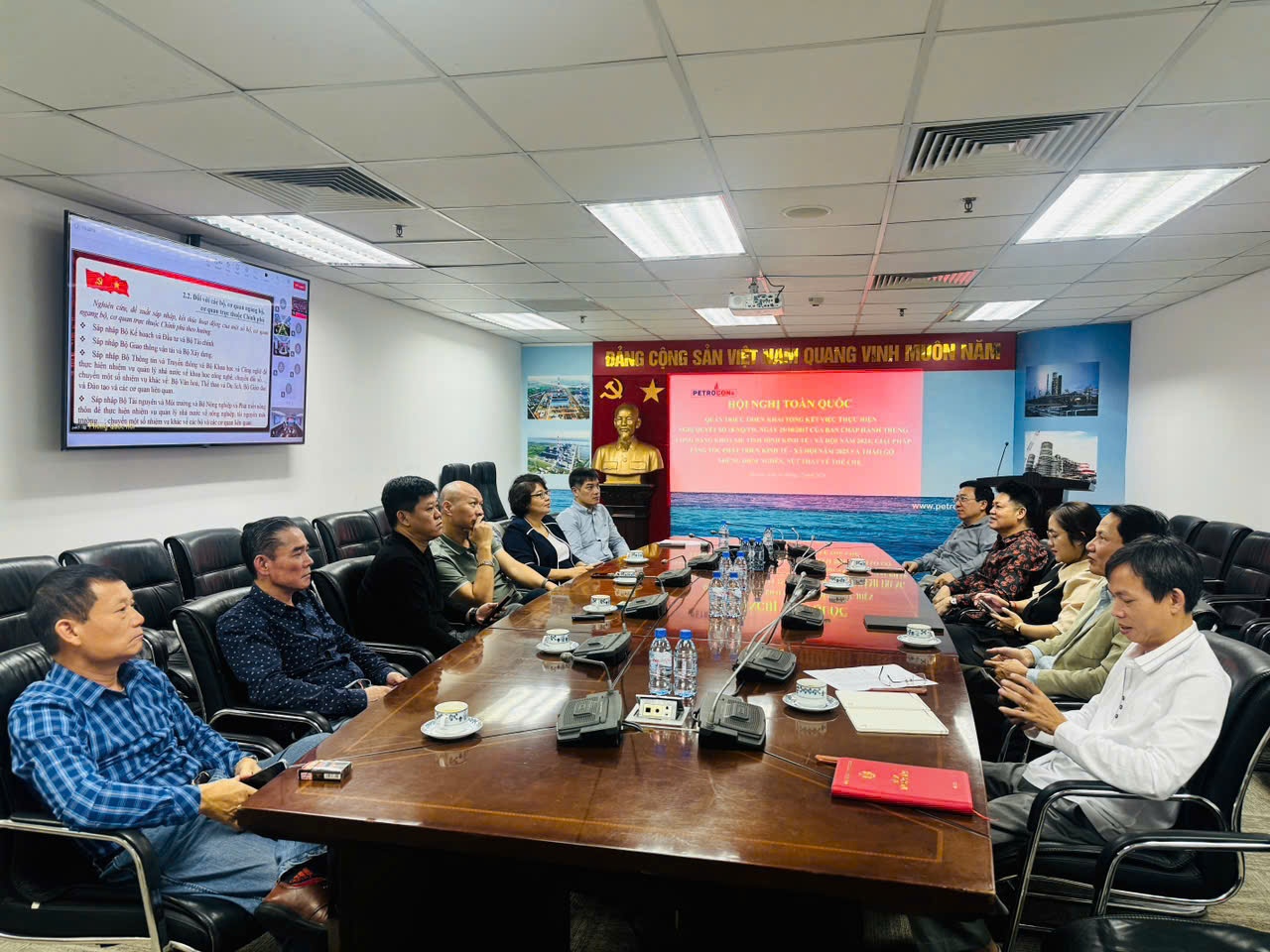 Đảng bộ Tập đoàn Dầu khí Quốc gia Việt Nam quán triệt, triển khai tổng kết thực hiện Nghị quyết 18 Hơn 5.000 đảng viên Đảng bộ Tập đoàn tham dự Hội nghị quán triệt, triển khai tổng kết thực hiện Nghị quyết 18