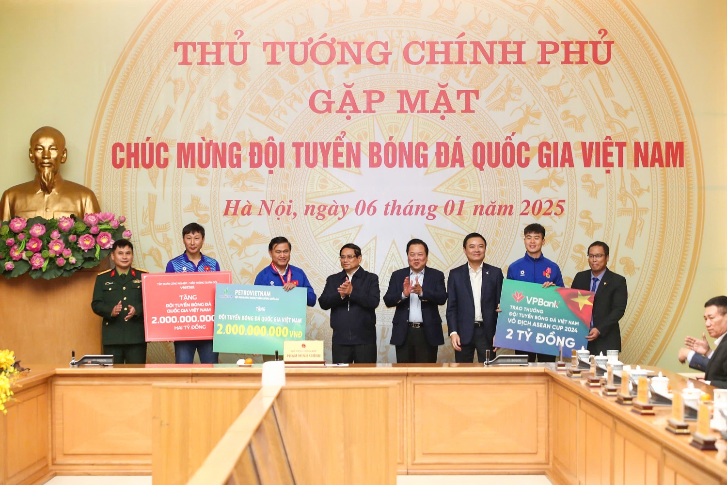 Petrovietnam trao tặng Ban huấn luyện và các cầu thủ Đội tuyển Quốc gia Việt Nam 2 tỷ đồng