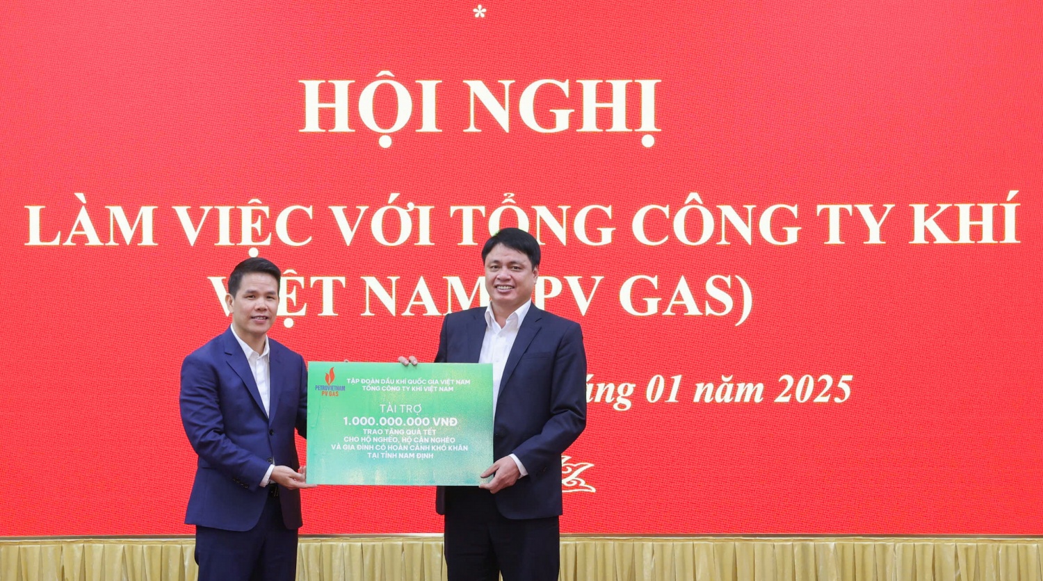 Tổng Giám đốc PV GAS trao tặng quà Tết cho các gia đình có hoàn cảnh khó khăn của tỉnh Nam Định