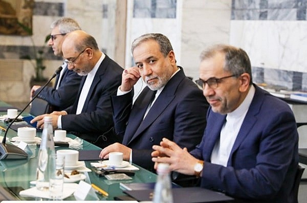 Ngoại trưởng Iran Abbas Araqchi (thứ hai từ phải sang) trong cuộc đàm phán Iran - Mỹ tại Rome (Italia) ngày 19-4. Ảnh: IRNA.  