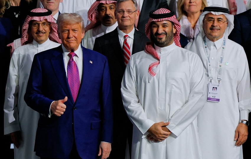 Tổng thống Donald Trump và Thái tử Saudi Mohammed Bin Salman chụp ảnh nhóm tại Diễn đàn đầu tư Saudi-Hoa Kỳ, tại Riyadh, Saudi Arabia, vào ngày 13/5.