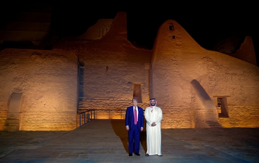 Tổng thống Mỹ Donald Trump và Thái tử Saudi Arabia Mohammed Bin Salman trong chuyến thăm Di sản thế giới At-Turaif tại Diriyah, Saudi Arabia ngày 13/5. Ảnh: Reuters