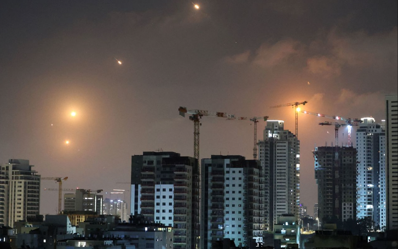 Tên lửa Iran tấn công lãnh thổ của Israel trong đêm 13/6 - Ảnh: Reuters.
