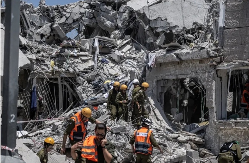 Đội tìm kiếm cứu nạn Israel tiến hành hoạt động tại Rishon LeZion, cách Tel Aviv 12 km về phía Nam, ngày 14/6/2025. Ảnh: Aljazeera
