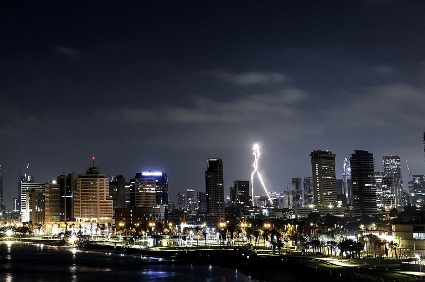 Phòng không Israel đánh chặn tên lửa Iran trên bầu trời Tel Aviv - Ảnh: Reuters.