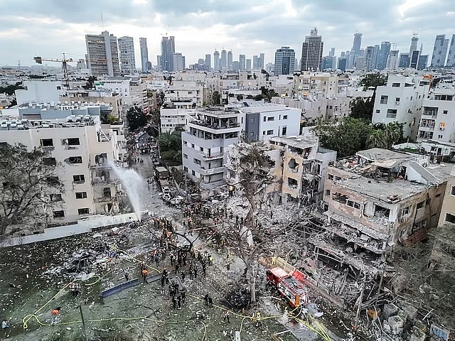 Khung cảnh đổ nát sau cuộc tấn công bằng tên lửa của Iran vào Israel ngày 16/6 - Ảnh: Reuters 
