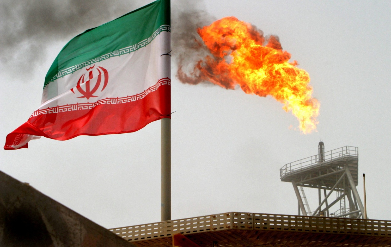 Tại sao hoạt động xuất khẩu dầu mỏ của Iran không bị ảnh hưởng bởi chiến tranh?