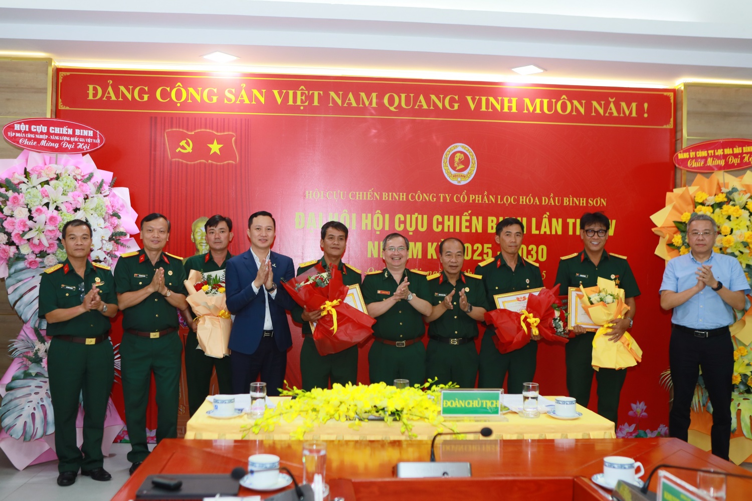 Đại diện Hội CCB Petrovietnam và BSR trao tặng bằng khen cho các hội viên có những đóng góp tích cực của Hội CCB BSR giai đoạn 2022 – 2025.