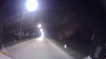 Tài xế gây tai nạn vì đèn pha của xe ngược chiều gây lóa mắt