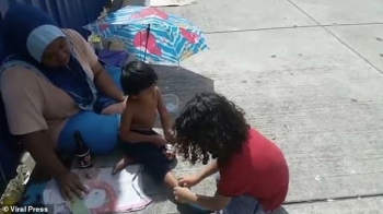 Clip “cậu bé cởi giày và tất tặng cho người bạn vô gia cư” gây sốt dân mạng
