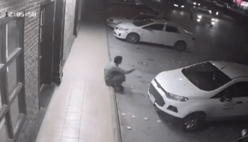 Người đàn ông nhảy nhanh như cắt tránh ôtô mất lái