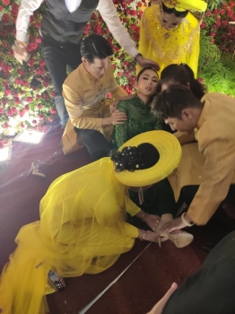 Sao Việt ngày 11/1: Lâm Khánh Chi đột ngột ngất xỉu tại lễ cưới tập thể cho 10 cặp đôi LGBT