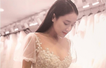 Sao Việt ngày 22/1: Nhã Phương mặc lại váy cưới, dự ra mắt phim của Trường Giang
