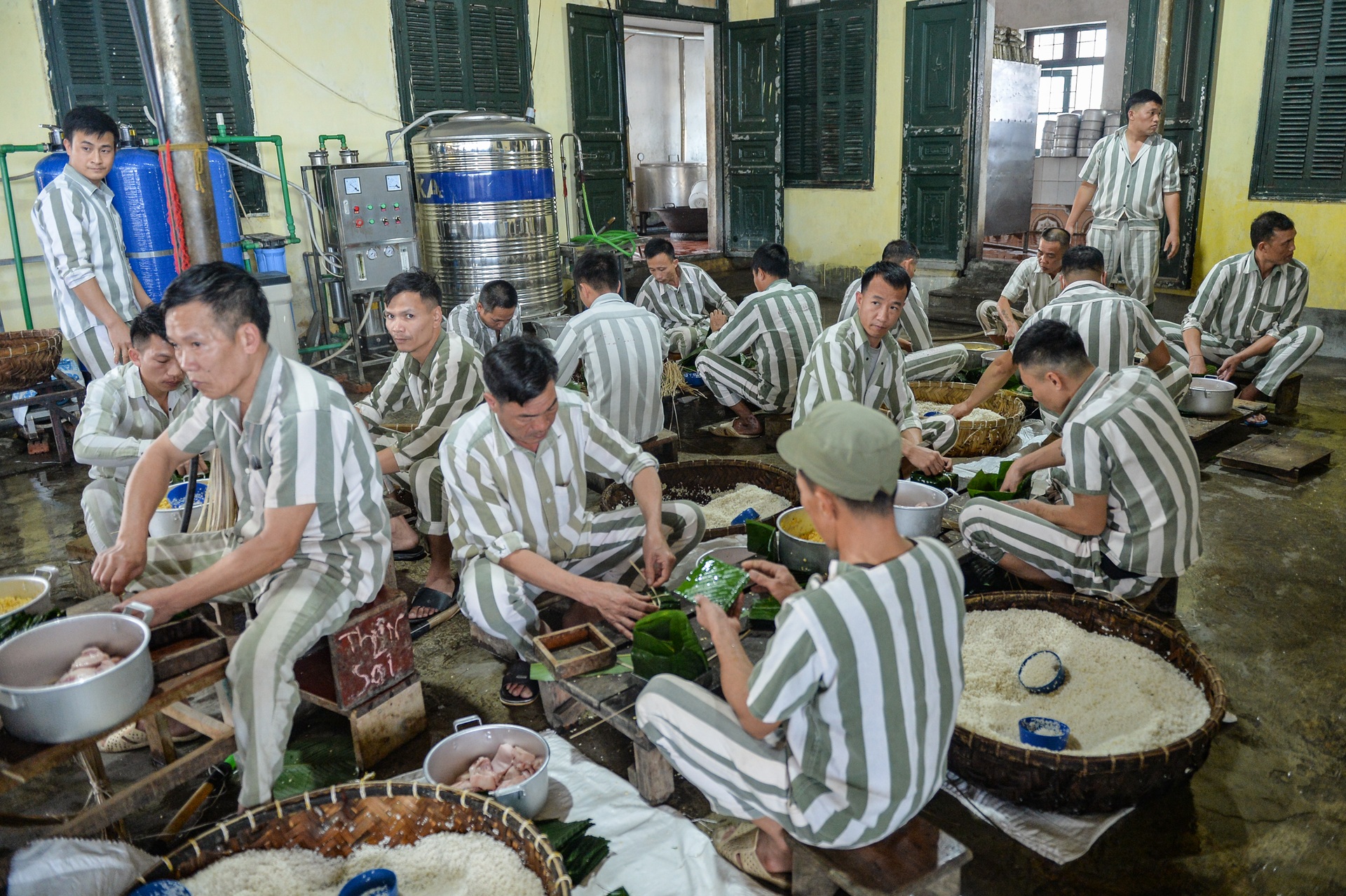 Phạm nhân khéo léo gói hàng nghìn bánh chưng đón Tết ở Trại giam Yên Hạ - 1