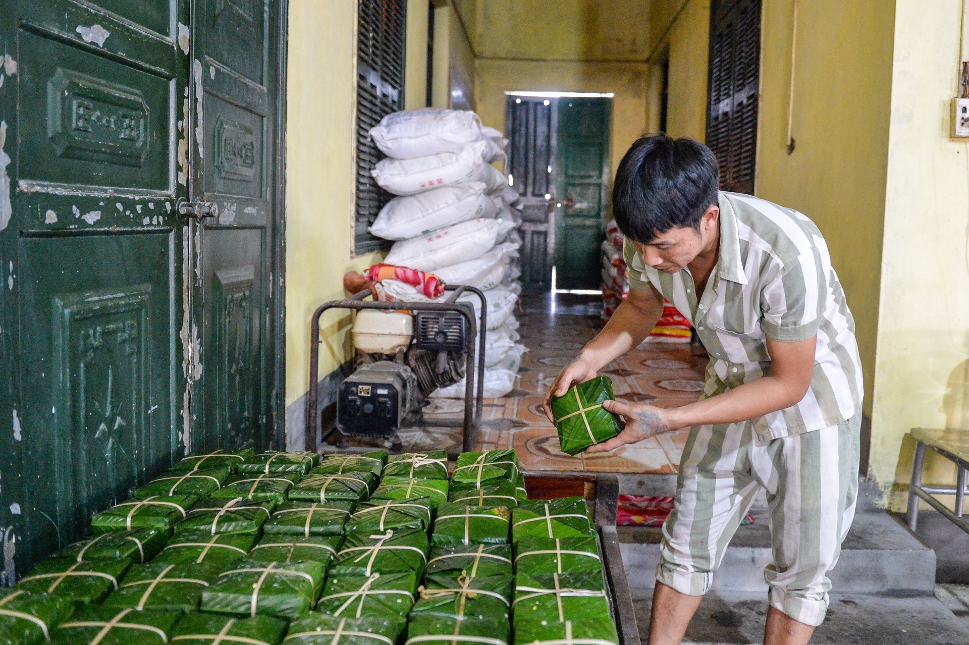 Phạm nhân khéo léo gói hàng nghìn bánh chưng đón Tết ở Trại giam Yên Hạ - 7