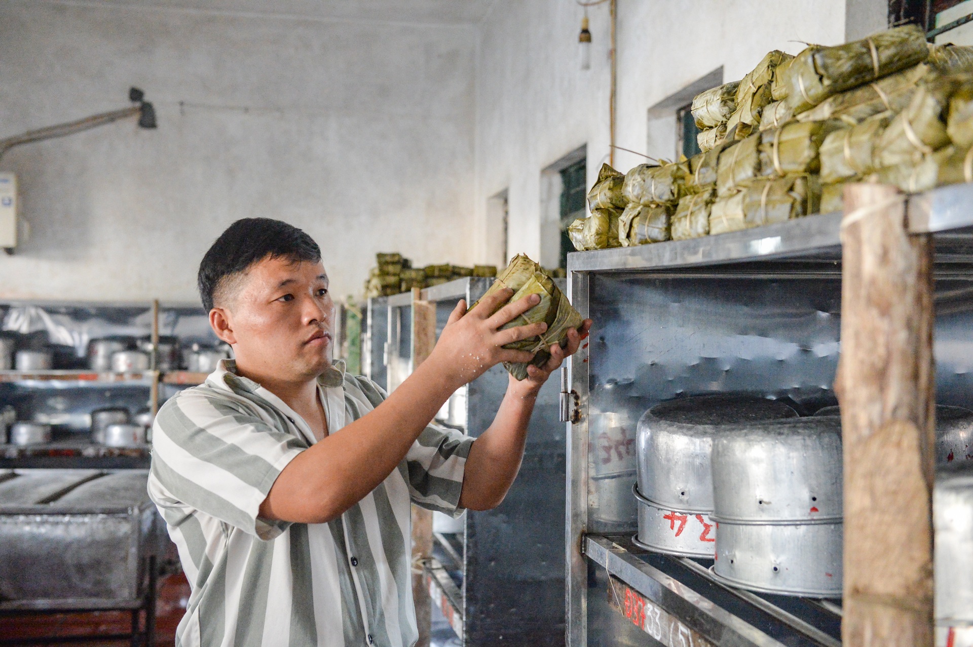 Phạm nhân khéo léo gói hàng nghìn bánh chưng đón Tết ở Trại giam Yên Hạ - 9