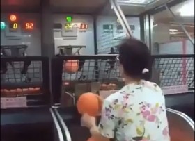 Cụ bà ném bóng rổ quá điêu luyện!