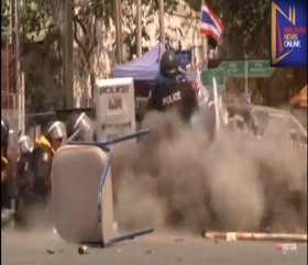 Cảnh sát Thái Lan hi sinh đôi chân để cứu đồng đội