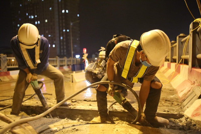 Hà Nội: Công nhân xuyên đêm sửa khe co giãn trên cầu Vĩnh Tuy