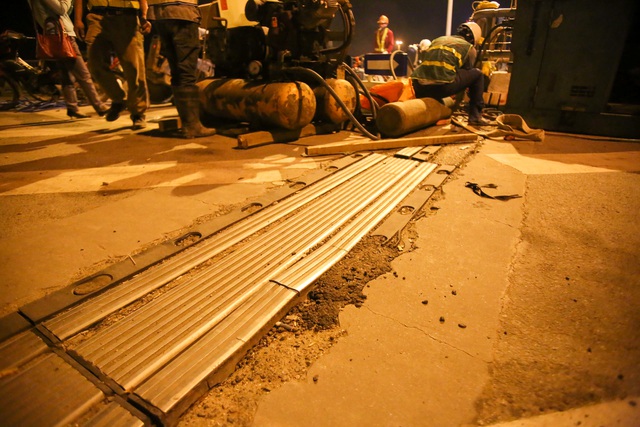 Hà Nội: Công nhân xuyên đêm sửa khe co giãn trên cầu Vĩnh Tuy