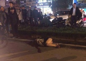 Video: Người dân truy đuổi ô tô đâm chết người trên đường Xã Đàn - Kim Liên mới