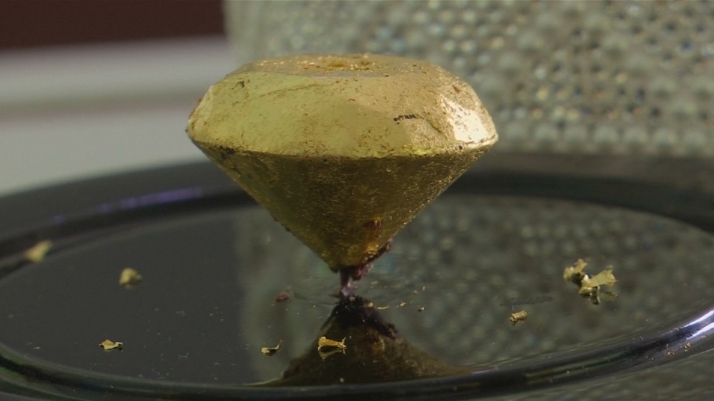 [VIDEO] Bồ Đào Nha trưng bày viên chocolate bọc vàng đắt nhất thế giới