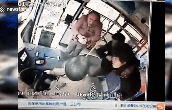 Nữ hành khách Trung Quốc xiết cổ tài xế bằng khăn quàng vì bị cấm hút thuốc trên xe