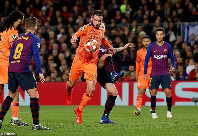 Barcelona 5-1 Lyon: Lionel Messi rực sáng