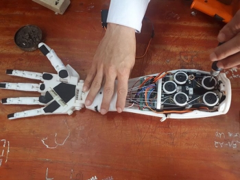Hai nam sinh lớp 12 chế tạo cánh tay robot điều khiển bằng giọng nói
