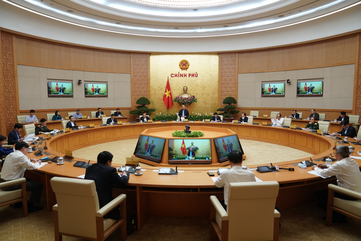 Thủ tướng chủ trì cuộc họp Thường trực Chính phủ về công tác phòng, chống dịch COVID-19