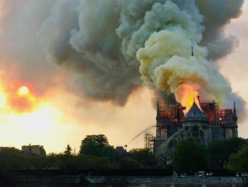Hé lộ nguyên nhân ban đầu vụ hỏa hoạn kinh hoàng ở Nhà thờ Đức Bà Paris